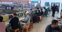 Antrian pemohon SIM di Satpas Pembantu 1221 Cinere Depok saat libur panjang. (Sumber: Poskota/Angga Pahlevi)
