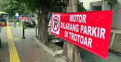 Suasana parkir liar di Jalan Kyai Tapa, Grogol Petamburan, Jakarta Barat, Sabtu, 28 Juni 2025. (Sumber: POSKOTA | Foto: Pandi Ramedhan)