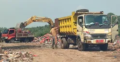 Aktivitas truk pengangkut sampah di TPA Bangkonol, Kecamatan Koroncong, Pandeglang. (Sumber: POSKOTA | Foto: Samsul Fatoni)