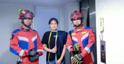Petugas Damkar berhasil mengevakuasi seorang wanita yang terjebak di dalam lift kantor percetakan di Tanjung Priok, Jakarta Utara, Sabtu, 28 Juni 2025. (Sumber: Damkar Jakut)