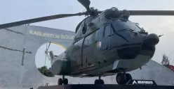 Pemasangan tugu helikopter jenis Puma S.A-330 yang berdiri megah di simpang lampu merah Kandang Roda, Cibinong, Kabupaten Bogor. (Sumber: Dok. DPRD Kabupaten Bogor)