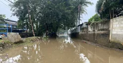 Ruas jalan di RW 08 Uwung Jaya, Kecamatan Cibodas, Kota Tangerang, masih tergenang, pada Minggu, 29 Juni 2025 siang. (Sumber: POSKOTA | Foto: Primayanti)