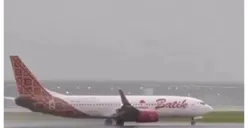 Detik-detik pesawat komersial milik maskapai Batik Air mengalami insiden miring saat mendarat. (Sumber: Instagram/@info.negri)
