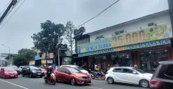 Arus lalu lintas di kawasan Puncak, Kabupaten Bogor, terpantau padat lancar pada Minggu sore, 29 Juni 2025. (Sumber: POSKOTA | Foto: Sekar Putri Andini)