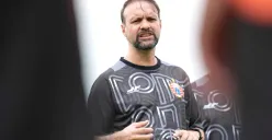 Potret pelatih Persija, Mauricio Souza yang sudah memberikan menu latihan kepada para pemain serta mengungkapkan proses transfer pemain baru Persija Jakarta. (Sumber: Persija)
