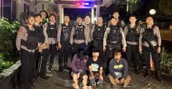 Anggota dari Polres Metro Jakarta Pusat, mengamankan tiga pemuda yang diduga akan melakukan tawuran. (Sumber: Dok Humas Polres Metro Jakpus)