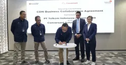 Direksi Telkom dan Conversant penandatanganan perjanjian kerja sama penyediaan layanan Content Delivery Network as a Service (CDN as a Service/CaaS) di Indonesia di Telkom Landmark Tower, Jakarta kemarin. (Sumber: Dok. Telkom)