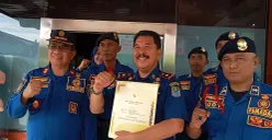 Kepala Disdamkarmat Kota Bekasi, Abi Hurairah, bersama timnya menunjukkan sertifikat penghargaan dari Wali Kota Bekasi usai gagalkan percobaan bunuh diri seorang ibu muda korban KDRT. (Sumber: POSKOTA | Foto: Nurpini Aulia Rapika)