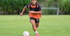 Potret pemain baru Persija, Eksel Runtuhkahu saat menjalani sesi latihan perdana bersama Macan Kemayoran. (Sumber: Persija)