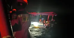 Evakuasi nelayan usai kapal mengalami kebocoran di perairan Pulau Semak Daun, Kepulauan Seribu, Senin, 30 Juni 2025. (Sumber: Damkar)