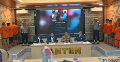Kabidhumas Polda Banten Kombes Didik Heriyanto didampingi Dirreskrimum Kombes Dian Setyawan dan Kasubdit Jatanras Kompol M Akbar saat konferensi pers. (Sumber: Poskota/Rahmat Haryono)