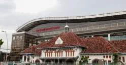 Ilustrasi stasiun Jatinegara yang diduga menjadi tempat aktivitas prostitusi usai ditemukan jebolnya tembok pembatas rel. (Sumber: X/@keretaapikita)