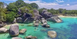 Pantai Tanjung Kelayang di Kabupaten Belitung, salah satu destinasi unggulan yang menawarkan ketenangan dan keindahan bagi pensiunan PNS (Sumber: Pinterest)