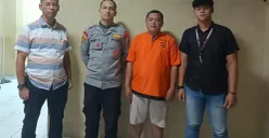 Tersangka AS sebelum dijebloskan ke dalam ruang tahanan Mapolda Banten dalam kasus dugaan pemerasan dan pengancaman. (Sumber: Polda Banten)