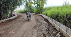 Salah satu proyek pembangunan jalan di Cimanuk, Pandeglang, yang jadi temuan BPK. (Sumber: POSKOTA | Foto: Samsul Fatoni)