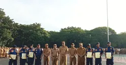 Wali Kota Bekasi, Tri Adhianto, berfoto bersama sejumlah anggota Damkar Kota Bekasi yang menerima penghargaan atas upaya penggagalan aksi bunuh diri ibu muda korban KDRT. (Sumber: Poskota/Nurpini Aulia Rapika)