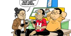 Tiga pria tengah berbincang santai di warteg sambil menikmati kopi dan membahas makna hijrah. Salah satu dari mereka menyampaikan bahwa hijrah berarti menjadi lebih baik dari sebelumnya. (Sumber: Poskota/Arif Setiadi)
