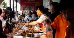 Pedagang melayani pembeli untuk berbuka di hari pertama puasa di pasar takjil Bendungan Hilir, Jakarta, Sabtu, 1 Maret 2025. Menariknya kini ada tradisi ngabuburit dan war takjil. (Sumber: Poskota/Bilal Nugraha Ginanjar)