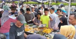 Suasana di lokasi pedagang takjil di sepanjang Jalan Panjang Kelapa Dua, Kebon Jeruk, Jakarta Barat, Sabtu, 1 Maret 2025. (Sumber: Poskota/Pandi Ramedhan)