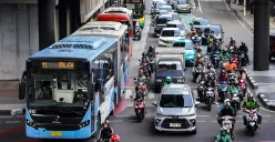 Sejumlah calon penumpang Mass Rapid Transit (MRT) dan Transjakarta menunggu kedatangan kereta dan bus di Stasiun MRT Blok M dan Halte Transjakarta ASEAN, Jakarta Selatan, Sabtu, 1 Maret 2025. (Sumber: Poskota/Bilal Nugraha Ginanjar)