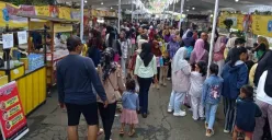 Ratusan warga saat berburu takjil untuk berbuka puasa di kawasan Nazar Ramadhan di jalan kesehatan Pandeglang, Minggu, 2 Maret 2025. (Sumber: Poskota/Samsul Fatoni)