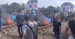 Sejumlah warga di Batubara, Sumatera Utara memblokir perlintasan kereta api dengan membakar ban di tengah rel. (Sumber: Tangkap Layar Instagram/@mood.jakarta)