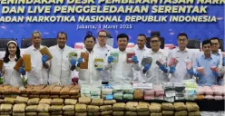 Menteri Koordinator Bidang Politik dan Keamanan (Menko Polkam), Budi Gunawan bersama Desk Pemberantasan Narkoba memperlihatkan barang bukti narkoba seberat 1,2 ton yang bila dikonversi senilai Rp1 Triliun. (Sumber: Dok Instagram Budi Gunawan)