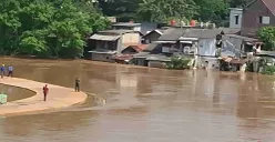 Luapan Sungai Ciliwung akibat air kiriman dalam peristiwa banjir di Pengadegan Timur, Kelurahan Pancoran, Jakarta Selatan. (Sumber: Poskota/Angga Pahlevi)