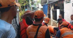 Petugas BPBD Jakarta saat membantu warga Kelurahan Balekambang, Jakarta Timur yang terendam banjir, Senin, 3 Maret 2025. (Sumber: Poskota/Pandi Ramedhan)