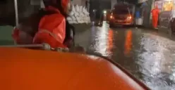 Petugas Tagana Kota Depok membawa perahu karet untuk mengevakuasi warga yang terjebak banjir. (Sumber: Instagram @depok24jam)