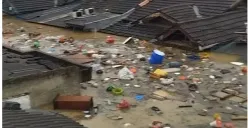 Banjir di Komplek Villa Nusa Indah Bekasi meredam hingga atap rumah pada Selasa, 4 Maret 2025. (Sumber: Capture @lonerissmm)