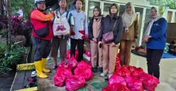 PMI Jakarta Selatan membagikan bantuan kepada korban pengungsi banjir di RPTRA Bango, Pondok Labu, Jakarta Selatan, Selasa malam, 4 Maret 2025. (Sumber: Poskota/Angga Pahlevi)