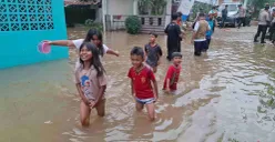 Sejumlah anak bermain di lokasi banjir pada salah satu permukiman yang terdampak banjir luapan Kali Angke, Kota Depok. (Sumber: Poskota/Angga Pahlevi)