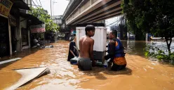 Gubernur Jakarta, Pramono Anung berencana membangun tanggul di tiga wilayah di Jakarta Utara. (Sumber: Poskota/Bilal Nugraha Ginanjar)