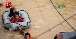 Petugas Gulkarmat Jakarta Selatan mengevakuasi warga yang terdampak banjir di Kelurahan Rawajati, Pancoran, Jakarta Selatan dan Kelurahan Cililitan, Kramat Jati, Jakarta Timur, Selasa, 4 Maret 2025. (Sumber: Poskota/Bilal Nugraha Ginanjar)