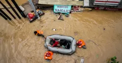 Ilustrasi tim SAR melakukan evakuasi warga yang terjebak banjir, Selasa, 4 Maret 2025. (Sumber: Poskota/Bilal Nugraha Ginanjar)