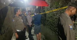 Polisi memasang garis polisi di rumah warga yang mengalami longsor di Jalan Semanggi, Kelurahan Cempaka Putih, Ciputat Timur, Kota Tangerang, Senin, 3 Maret 2025. (Sumber: Dok. Polsek Ciputat Timur)