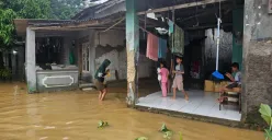 Kondisi permukiman warga Kampung Ciparay Sasak, Desa Cirarab, Kecamatan Legok, Kabupaten Tangerang, Minggu, 2 Maret 2025. (Sumber: Poskota/Veronica Prasetio)