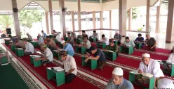 Narapidana Rutan Kelas I Tangerang saat melakukan tadarus, Selasa, 4 Maret 2025. (Sumber: Poskota/Veronica Prasetio)