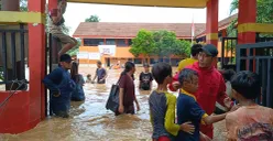 Air luapan sungai Ciliwung masih membanjiri pemukiman warga Pejaten Timur, Jakarta Selatan, Selasa, 4 Maret 2025. (Sumber: Poskota/Ali Mansur)