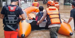 Petugas BPBD Jakarta menggunakan perahu karet untuk melakukan evakuasi warga yang terjebak banjir. (Sumber: Dok. BPBD Jakarta)