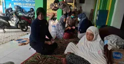 Nenek Yani saat dicek kesehatan oleh tim Dokkes Polres Metro Depok di tempat pengungsian, Musala Assalam Sawangan Baru, Kecamatan Sawangan, Kota Depok. (Sumber: Poskota/Angga Pahlevi)