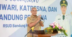 Wali Kota Bandung, Muhammad Farhan, berbicara dalam peresmian layanan Senandung Perdana di RSUD Bandung Kiwari, Selasa 4 Maret 2025. (Sumber: Dok. Diskominfo Kota Bandung)