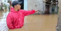 Warga menunjuk lokasi banjir di wilayah Pejaten Timur yang ketinggiannya sudah merendam rumah lantai dua, Selasa, 4 Maret 2025. (Sumber: Poskota/Ali Mansur)