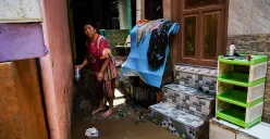 Sejumlah warga mulai kembali dan membersihkan kediamannya pasca banjir yang melanda dalam beberapa hari terakhir di Kampung Melayu, Jatinegara, Jakarta Timur, Rabu, 5 Maret 2025. (Sumber: Poskota/Bilal Nugraha Ginanjar)