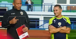 Gerald Vanenburg saat menyambangi sesi pemusatan latihan Timnas Indonesia U17 untuk persiapan Piala Asia U17 2025 di Arab Saudi. (Sumber: Instagram/@novarianto30)