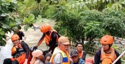 Personil BPBD Kabupaten Karawang melakukan evakuasi warga terdampak banjir pada Selasa, 4 Maret 2025. (Sumber: Dok BPBD Kabupaten Karawang)