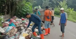 Sejumlah petugas kebersihan di Lebak saat hendak mengangkut sampah. (Sumber: Dok. Warga)