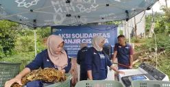 Petugas PLN UID Jawa Barat meringankan beban warga terdampak banjir di Bogor, Bekasi, dan sekitarnya dengan membantu melalui layanan fasilitas mencuci gratis. (Sumber: Dok. PLN UID Jabar)