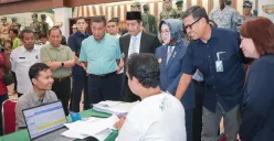 Dirut BPJS Ketenagakerjaan Snggoro Eko Cahyo saat meninjau pusat pelayanan klaim di PT Sritex. (Sumber: Dok. BPJS Ketenagakerjaan)